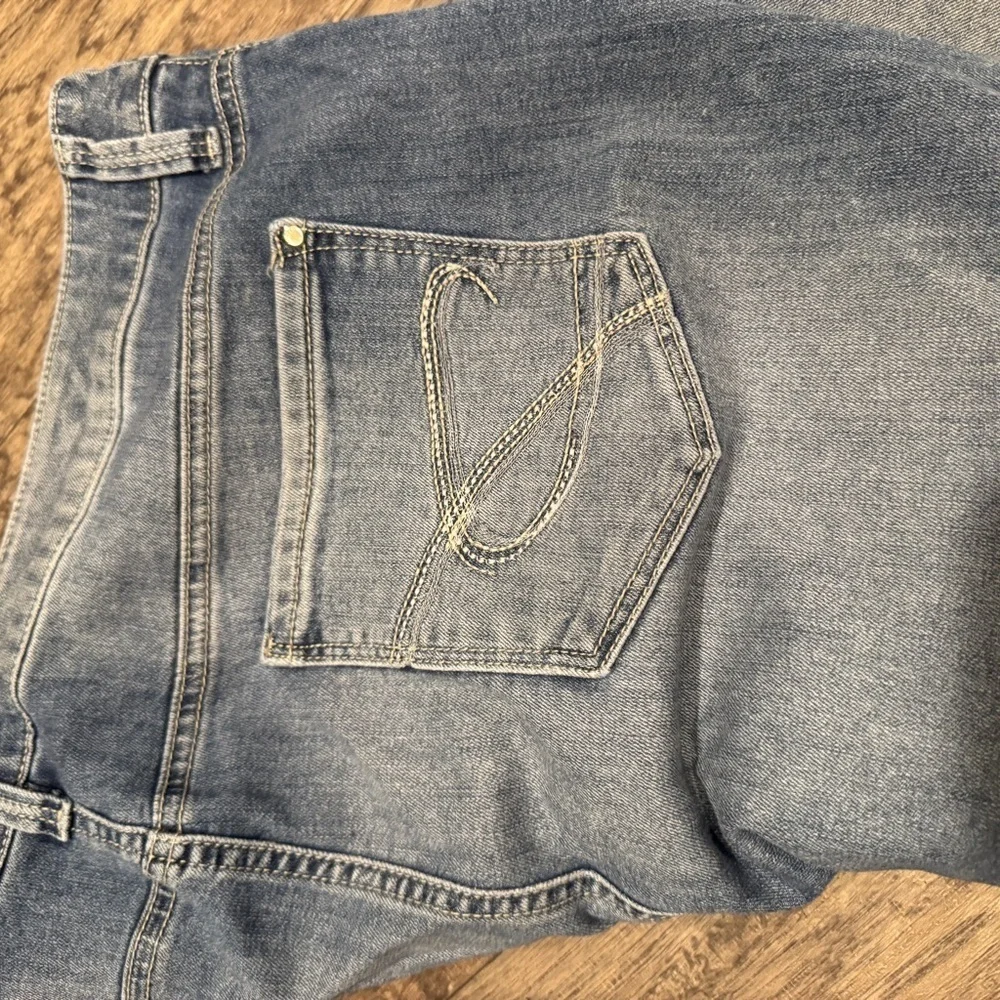 Platimun crop Jeans. Super soft and comfortable. Sz 3 (Sz 16-18) - Picture 3 of 6